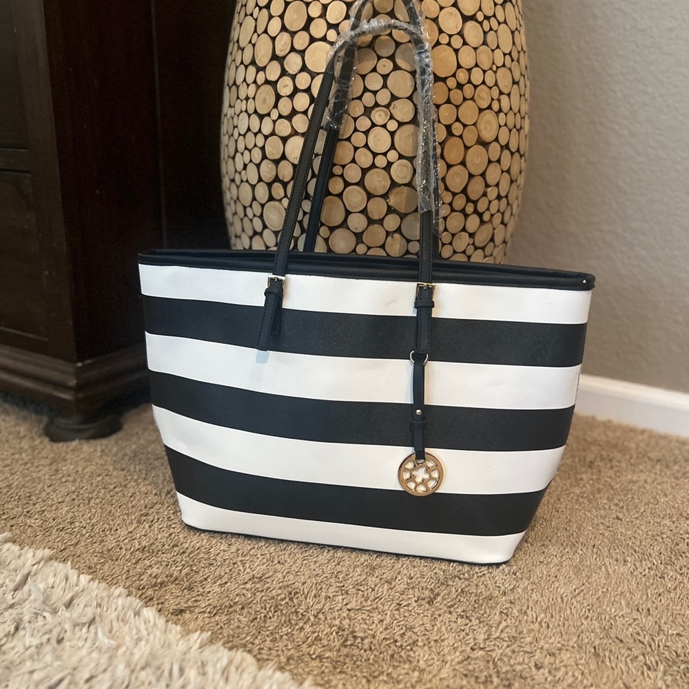 Purse - Picture 2 of 8